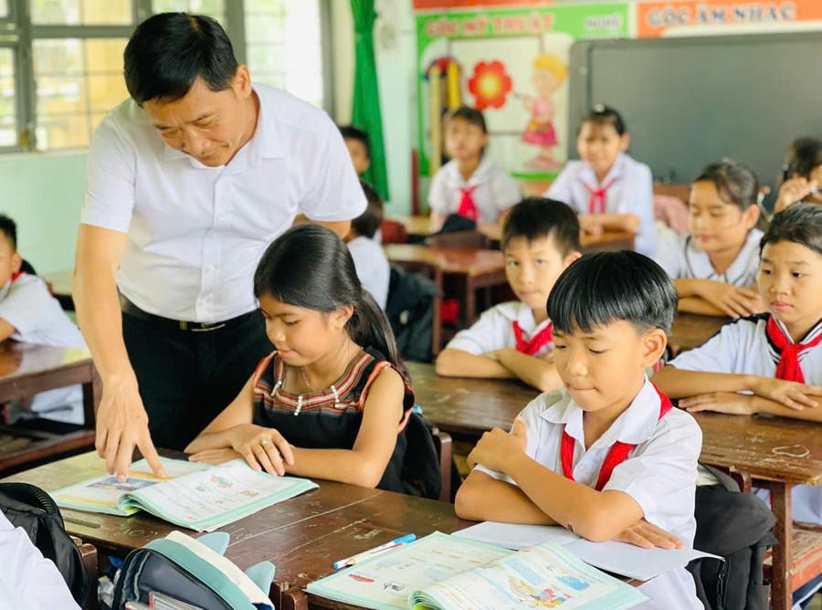 Thầy và trò Trường Tiểu học và THCS Phù Đổng (xã Ia Púch) trong một tiết học. Ảnh: T.D 8a95fd7d2947a119f856.jpg