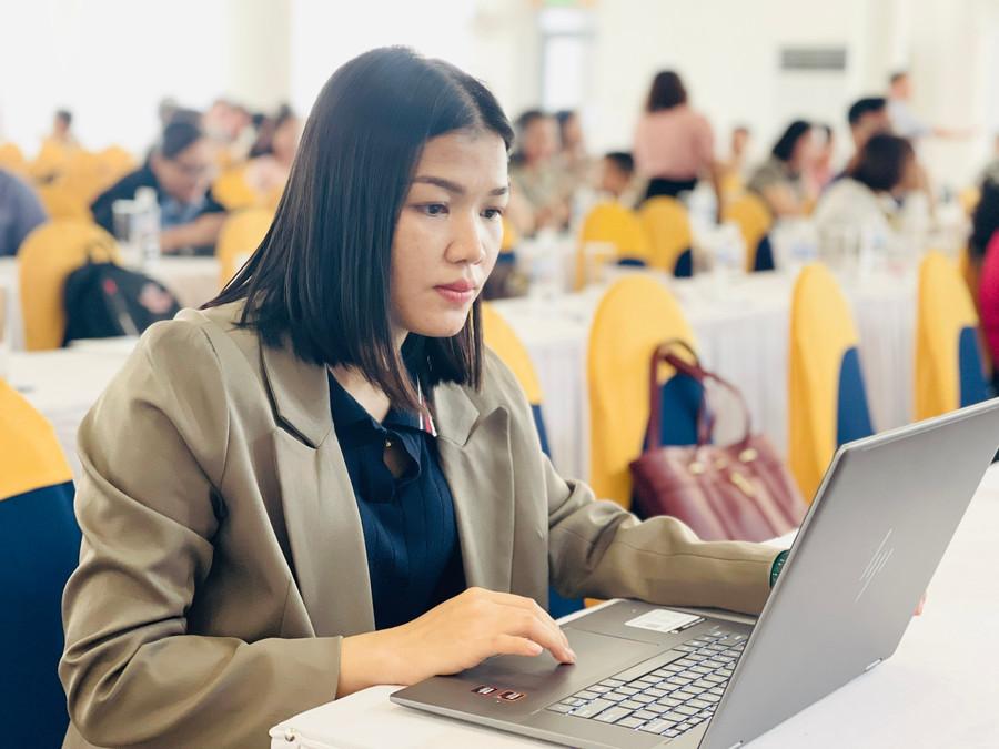 Chị Đinh Thị Hiểm-Cán bộ phụ trách công tác giáo dục xã Vĩnh Thịnh nỗ lực trau dồi chuyên môn, nghiệp vụ để đáp ứng nhu cầu, nhiệm vụ mới. Ảnh: T.D 9042c407113d9963c02c.jpg