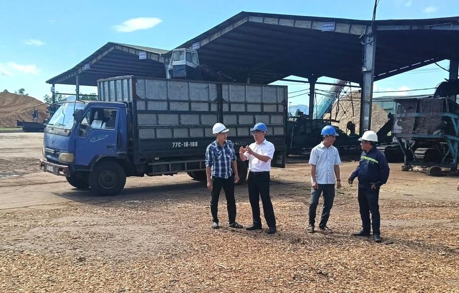 Lãnh đạo xã Bình Khê khảo sát hoạt động sản xuất kinh doanh tại Cụm công nghiệp Tây Giang. Ảnh: T.Sỹ thu-hut-dau-tu.jpg